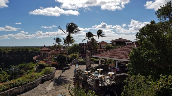 Вид на Альтос де Чавон с колокольни церкви