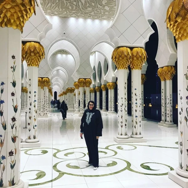 Мечеть вечером пустынна..
