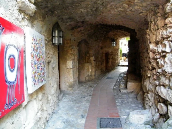 тоже улица, укрытая аркой