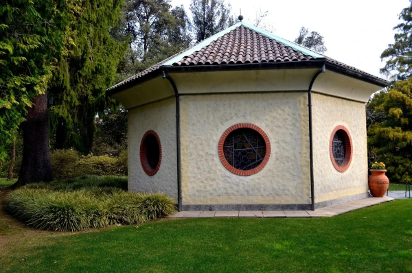 В ботаническом саду виллы Таранто (Giardini Botanici di Villa Taranto). Усыпальница, возведенная по эскизу профессора Ренато Бонацци