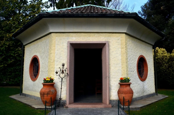 В ботаническом саду виллы Таранто (Giardini Botanici di Villa Taranto). Усыпальница, возведенная по эскизу профессора Ренато Бонацци