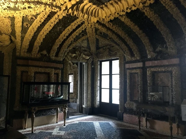 На Изола Белла (Isola Bella). В гроте Палаццо Реале