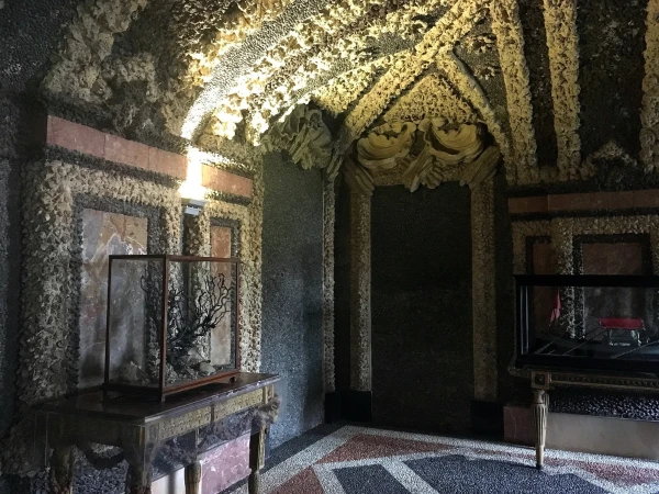 На Изола Белла (Isola Bella). В гроте Палаццо Реале