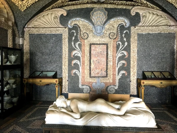 На Изола Белла (Isola Bella). В гроте Палаццо Реале