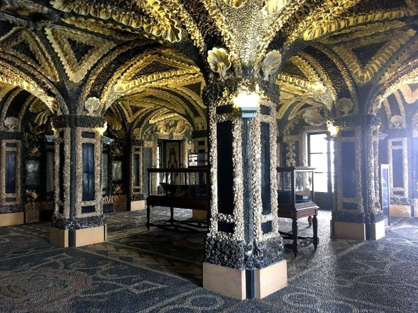 На Изола Белла (Isola Bella). В гроте Палаццо Реале