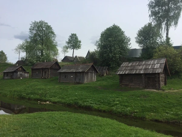 Баньки на берегу реки Ухтанка