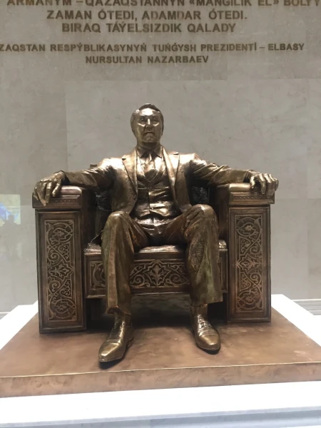 Назарбаев. В бронзе.