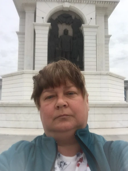 я - на фоне ветра и монумента