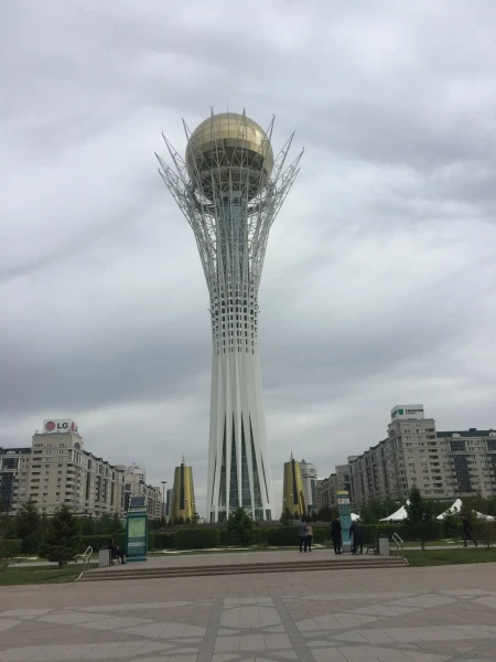 Байтерек подпирает собой пасмурное небо