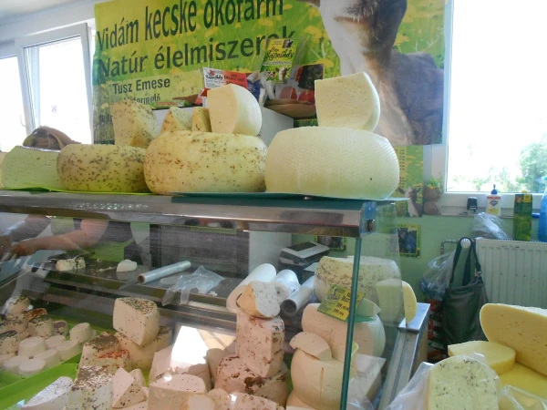 Сыры на рынке в Хевизе