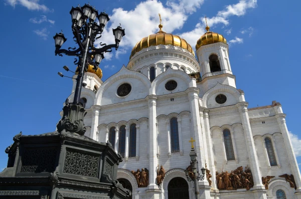 На территории Храма Христа Спасителя
