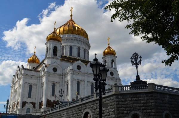 На территории Храма Христа Спасителя