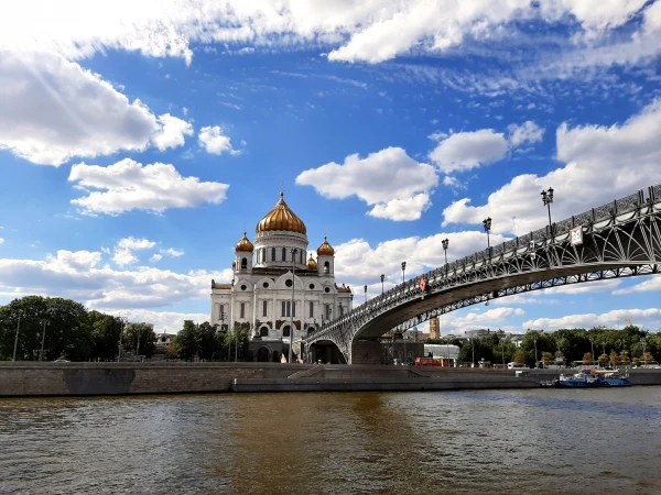Вид на Храм Христа Спасителя с Якиманской набережной