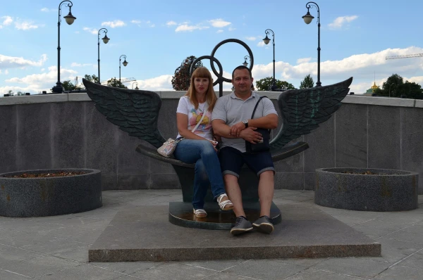 На скамейке примирения у основания Лужкова моста