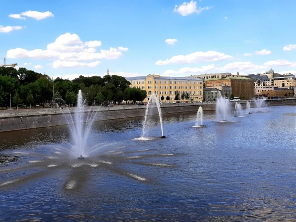 Вид с Лужкова моста на Водоотводный канал