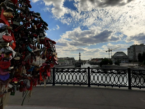 На Лужковом мосту