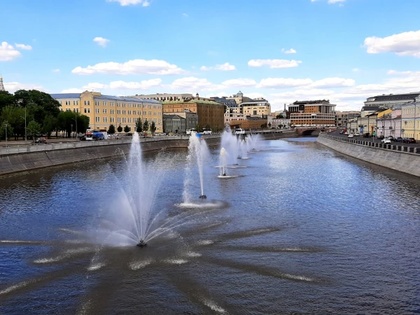 Вид с Лужкова моста на Водоотводный канал