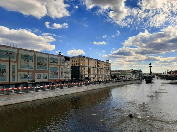Вид с Лужкова моста на Кадашевскую набережную и Водоотводный канал