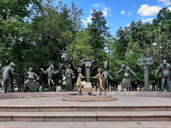 В Репинском сквере. Скульптурная композиция "Дети - жертвы пороков взрослых"