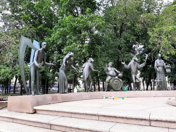 В Репинском сквере. Скульптурная композиция "Дети - жертвы пороков взрослых"
