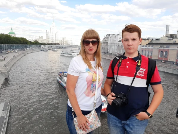 На Парящем мосту в парке Зарядье