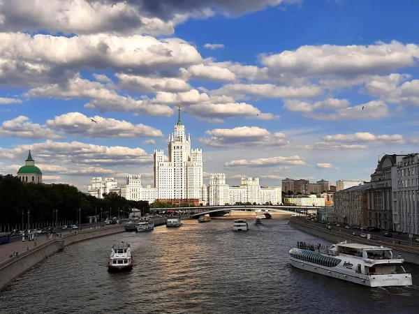 Вид с Парящего моста в парке Зарядье на Высотку на Котельнической набережной 