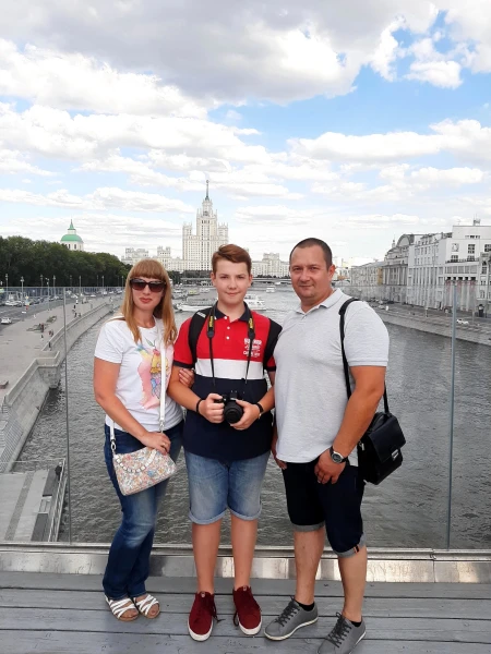 На Парящем мосту в парке Зарядье