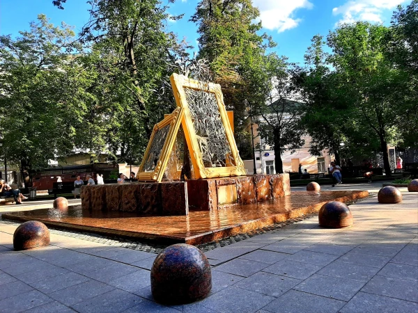 Лаврушенский переулок. Фонтан "Вдохновение" или "Фонтан искусств" в сквере Шмелева