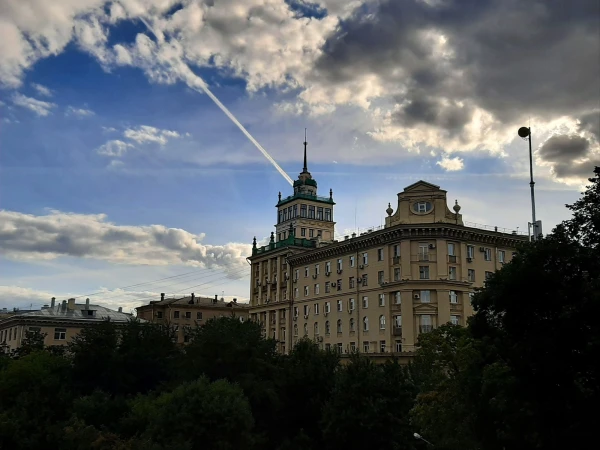 Вид с Андреевского моста на высотку на Фрунзенской набережной