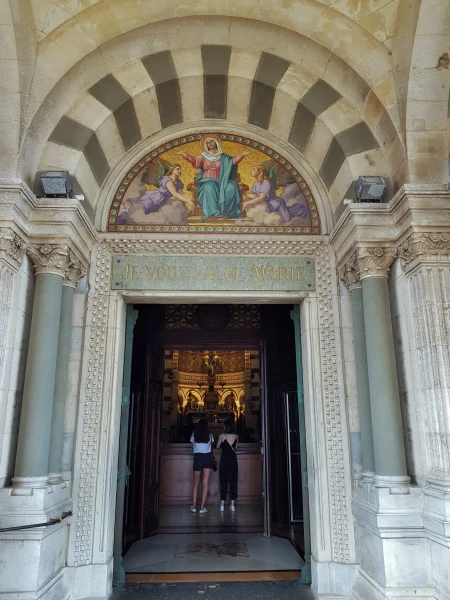 Вход в базилику Notre-Dame de la Garde