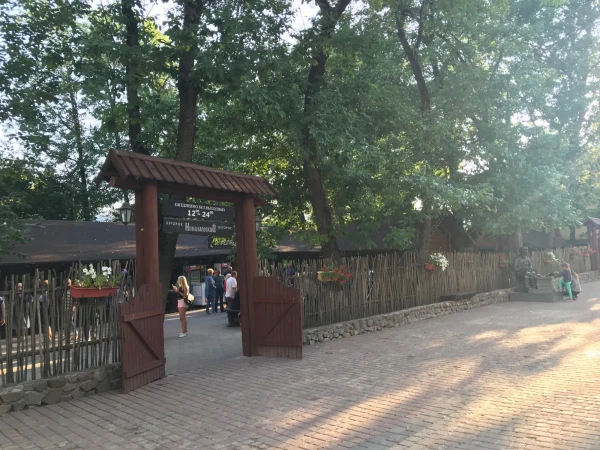 Ресторан на улице Толстого на каждом шагу