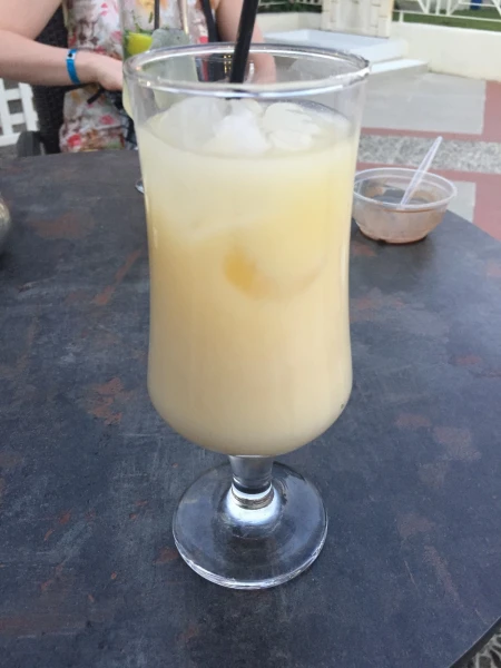 пина-колада в баре у бассейна