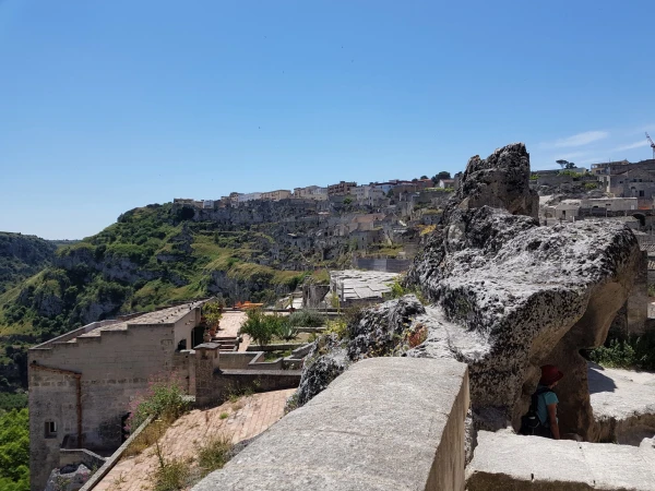 Вид на Матеру с площадки церкви Rupestre di Santa Maria di Idris