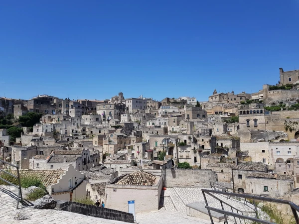 Вид на Матеру с площадки церкви Rupestre di Santa Maria di Idris