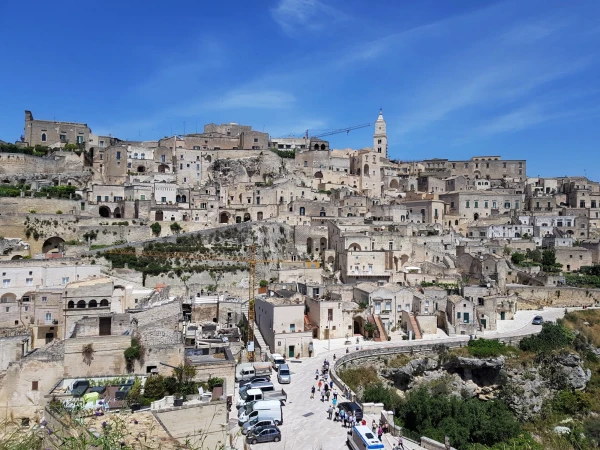 Вид на Матеру с площадки церкви Rupestre di Santa Maria di Idris