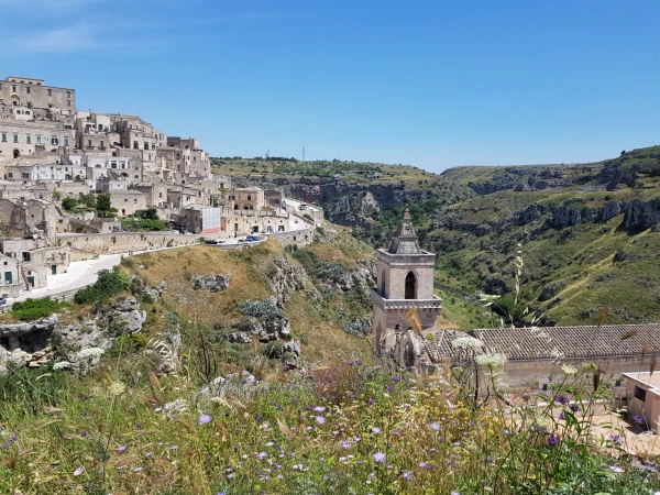 Вид на Матеру с площадки церкви Rupestre di Santa Maria di Idris
