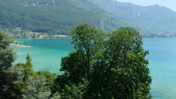 Вид из окна номера на озеро Анси