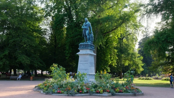 Парк Европы. Памятник Бертолету - знаменитому химику, уроженцу соседней деревушки Талуар