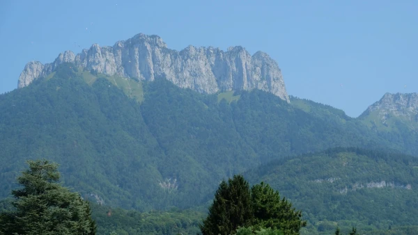 Впечатляющие гребни утеса