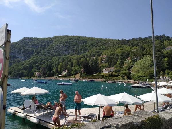 Отель Abbaye de Talloires со своим пляжем