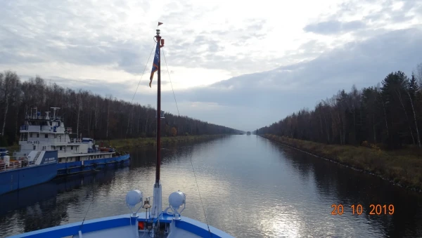 По каналу имени Москвы...