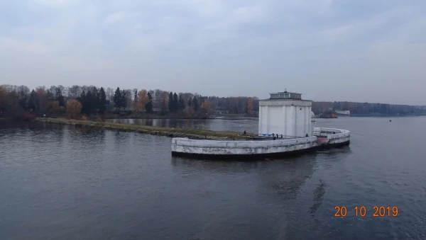 По каналу имени Москвы...
