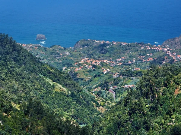Далеко внизу Porto da Cruz