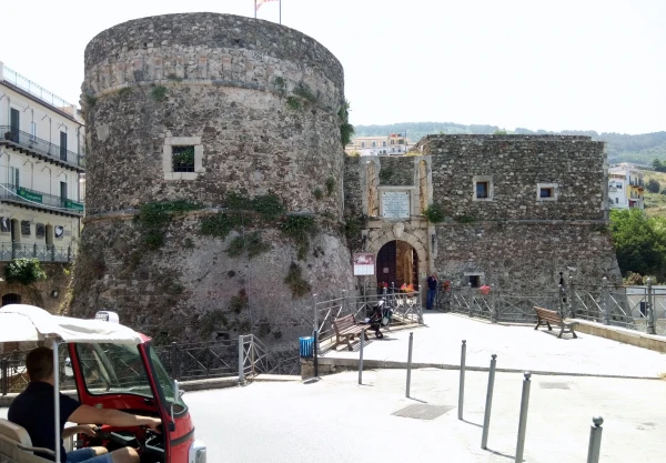 Арагонский замок  ХV века - Castello Murat
