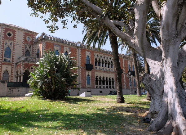 Город Реджо ди Калабрия (Reggio di Calabria), вилла Genoese Zerbi, XVI век 