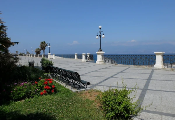 Город Реджо ди Калабрия (Reggio di Calabria), набережная Lungomare Falcomatа