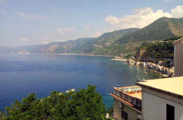 Вид на старый рыбацкий квартал Кьяналея (Chianalea) со стен замка Руффо (CastelloRuffo) 