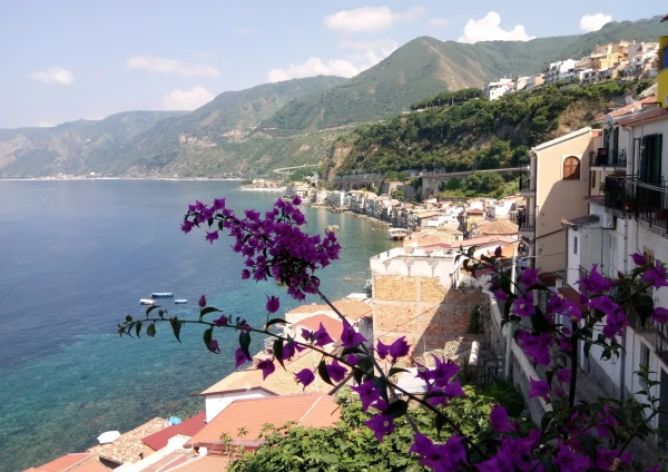 Вид на старый рыбацкий квартал Кьяналея (Chianalea) со стен замка Руффо (CastelloRuffo) 