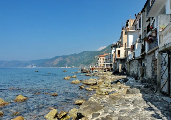 Дома в Кьяналея (Chianalea) стоят практически в море, а входные двери вместо традиционных замков имеют  штурвальный механизм задраивания 