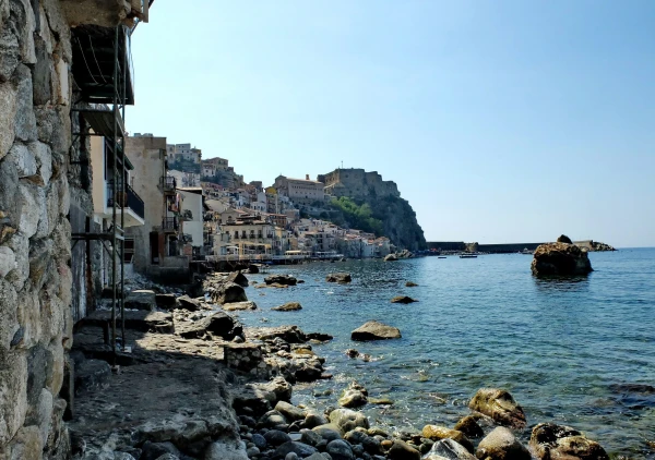 Дома в Кьяналея (Chianalea) стоят практически в море, а входные двери вместо традиционных замков имеют  штурвальный механизм задраивания 